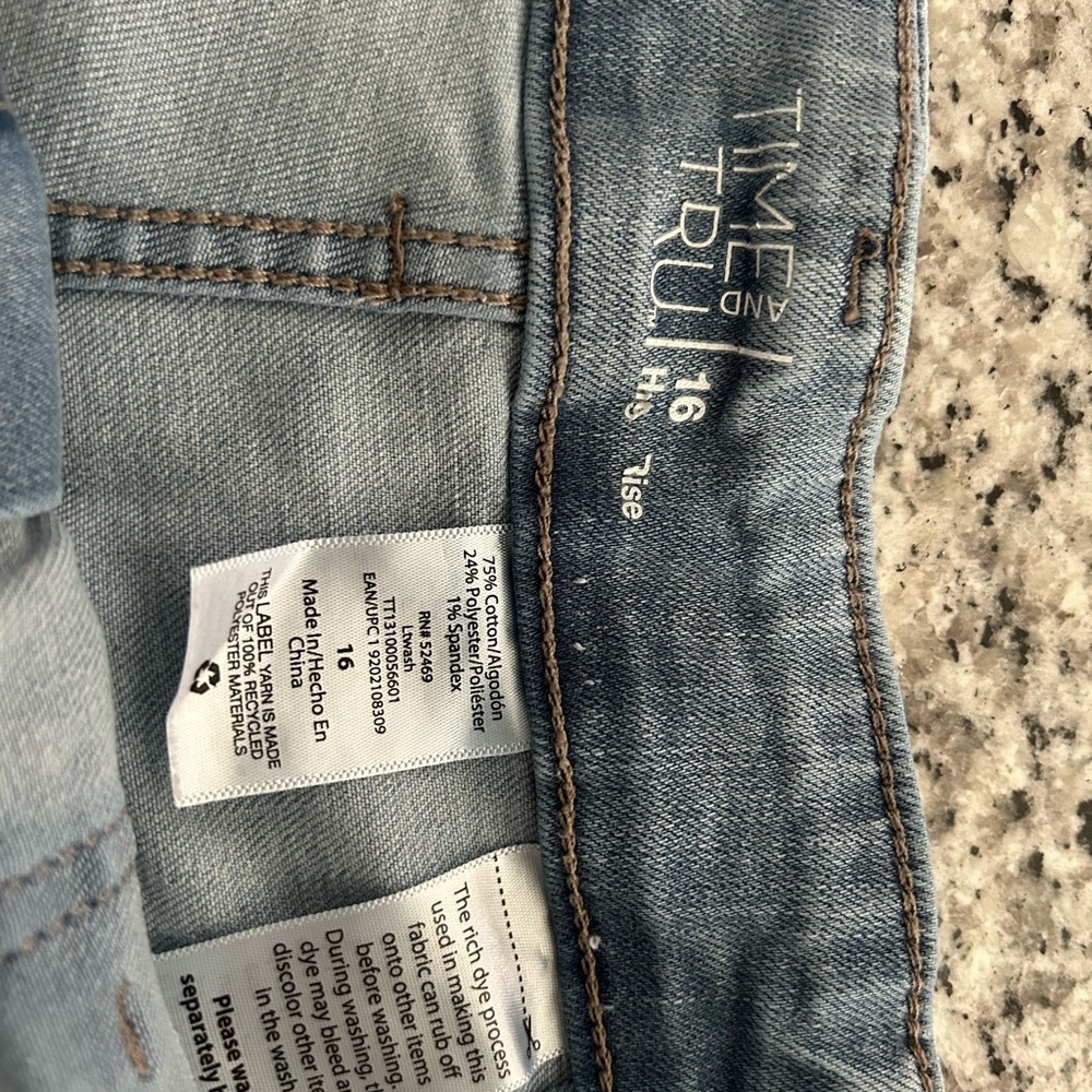 Time and tru Bermuda 16 only wore a couple times denim with pockets